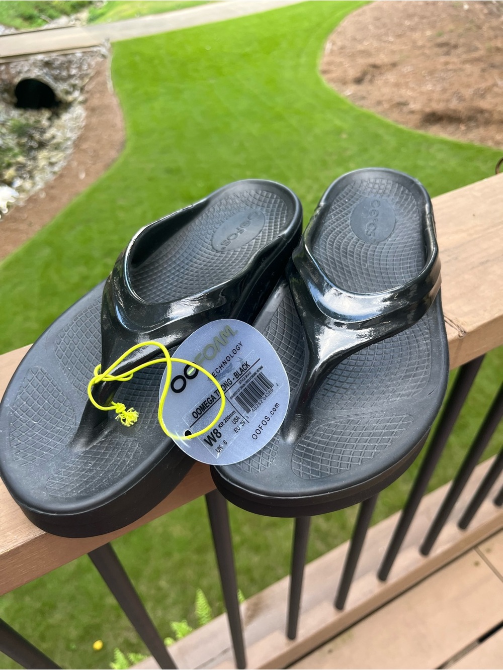 OOFOS Women’s Black Recovery Flip Flops size 8 - NEW WITH TAGS - Picture 2 of 11